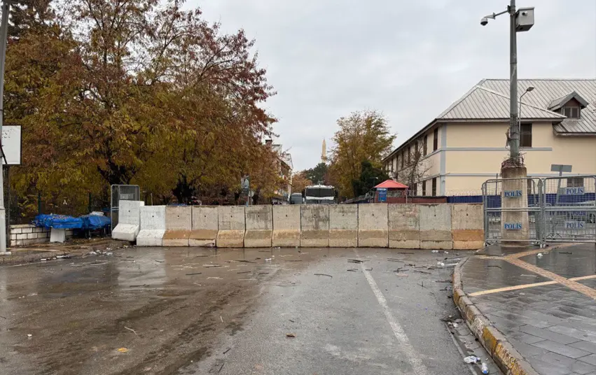 Dersim Belediyesi’nin etrafi beton bariyerlerle kapatildi
