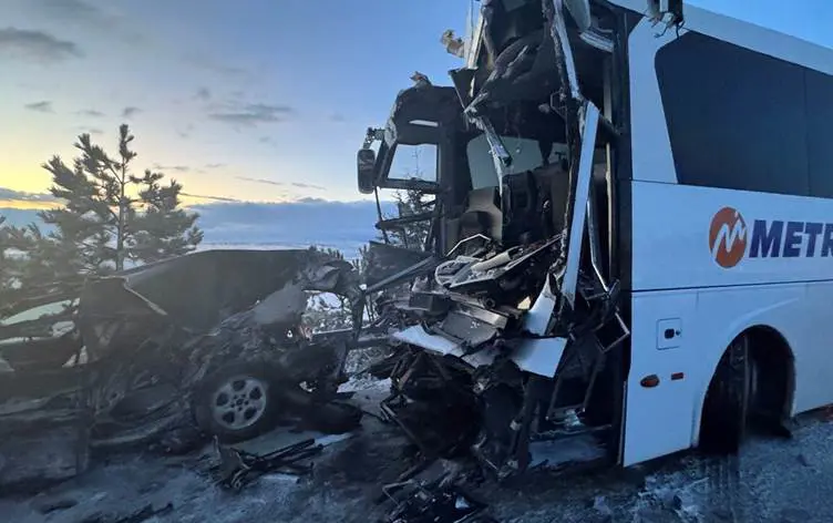 Yolcu otobüsü dahil 3 araç birbirine girdi: 30 yarali! 