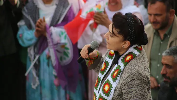 Leyla Zana: Carekê jî hûn dengê xwe bidin Kurdan!