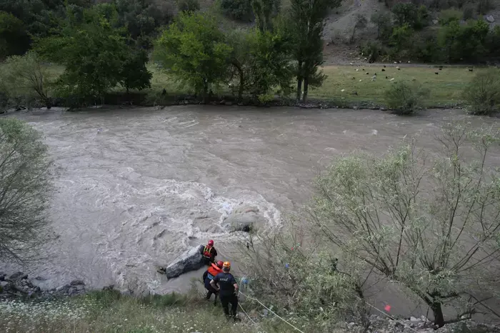Polîsê ajotvanê otomobîla ku ketibû çemê Zê (Zap) can da
