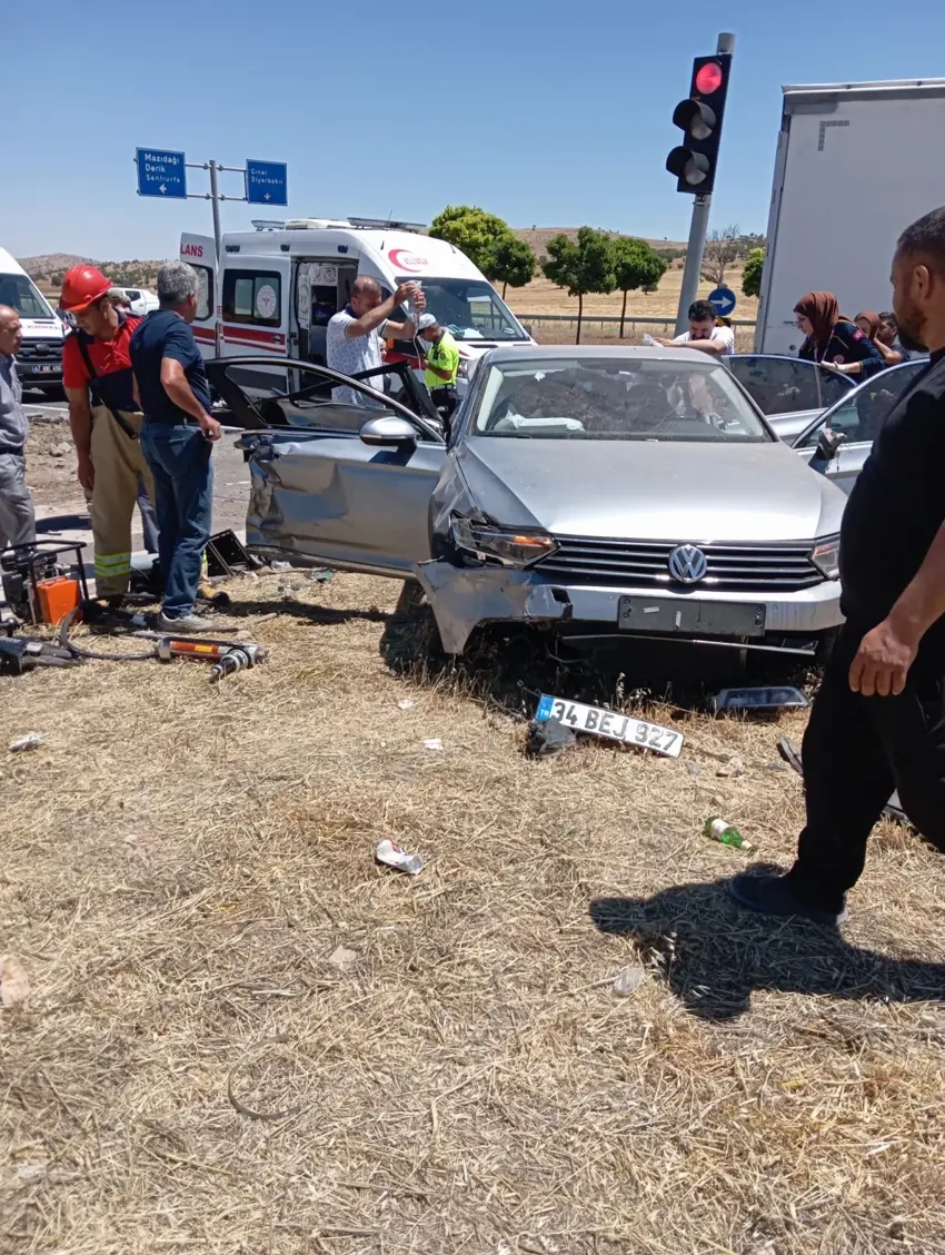 Li Mêrdînê TIRekî û otomobîl li hev ketin: 6 birîndar