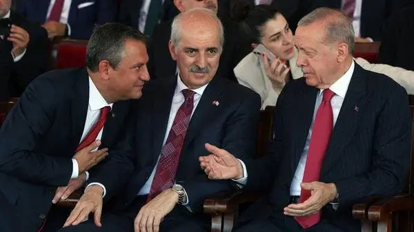 Erdogan ve Özel, Kibris'ta yan yana geldi!