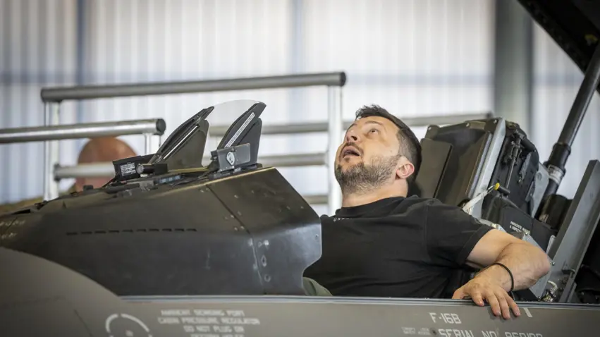 'F-16'larin ilk partisi Ukrayna'ya teslim edildi'