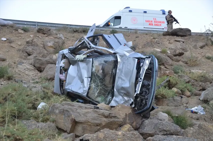 Li Geverê otomobîlekî di helan de çû jêr: Kesekî mir û 3 kes birîndar bûn
