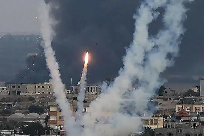 Hamas füzelerle Israil'i vurdu!