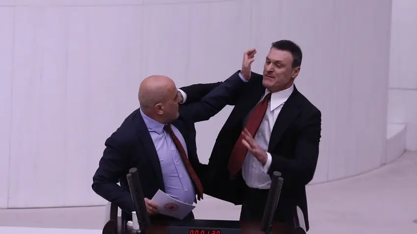 VIDEO | TBMM’de tekmeli, yumruklu kavga: Bir vekil yumruklandi! 