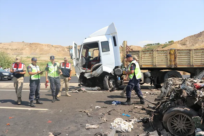 Dema diçûn daweta keça xwe qeza kirin û 4 kes mirin