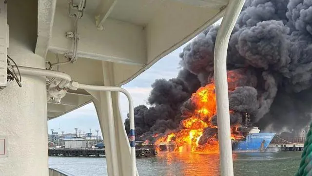 Ukrayna, Rusya'ya ait yakit tanki tasiyan feribotu vurdu!