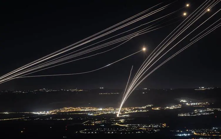 Lübnan'dan Israil'in kuzey kesimine onlarca roket firlatildi