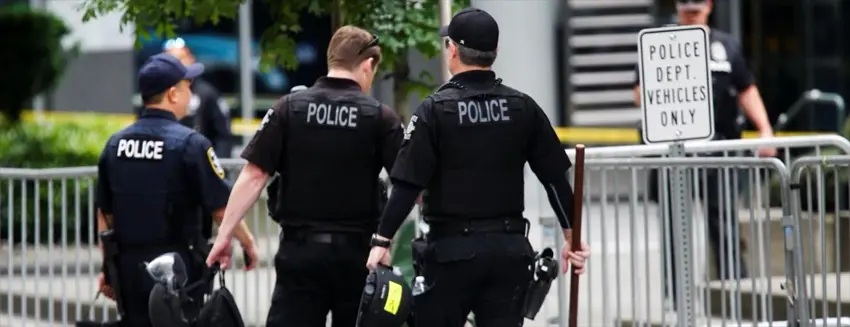 Trump, 2 polîsek efû kirine ku sala 2020î ji ber kustin kesekî res hatibûn mehkûmkirin