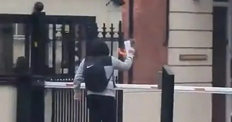 Londra’da bir sahis Kur'an-i Kerim’i yakti! 