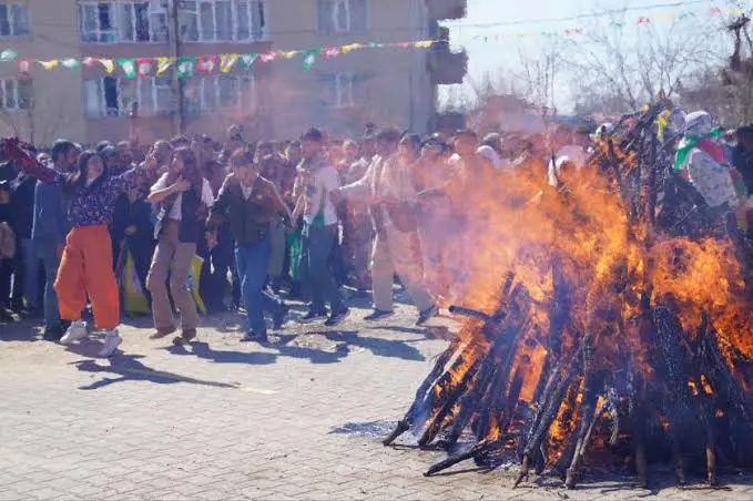 Diyabakir'in Lice ilçesinde yilin ilk Newroz atesi yakildi