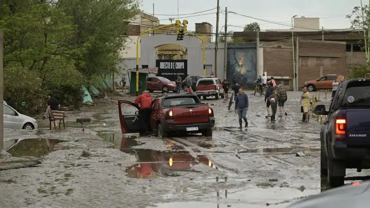 Siddetli yagislarin yol açtigi seller Arjantin'de birçok can aldi!