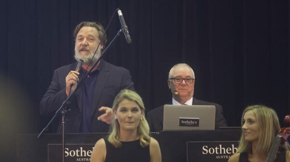 Russell Crowe’dan ‘bosanma müzayedesi’