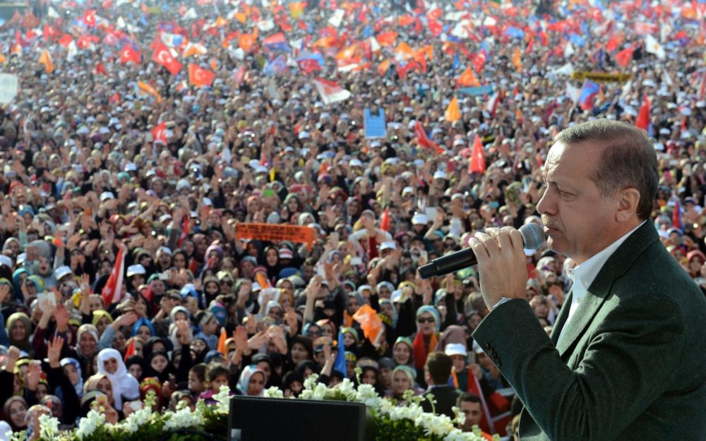 Erdogan di mitîngê de li erza mamosteyekî xist!