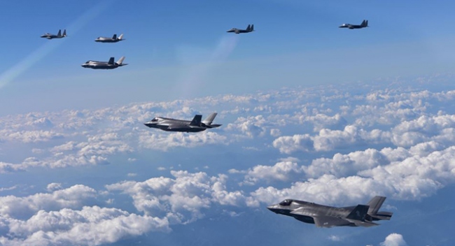 Balafirên Amerîkayê di ser baregehên Çînê de firiyan