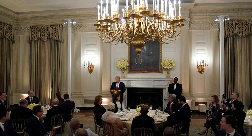 Trump'tan bir ilk, iftar verdi