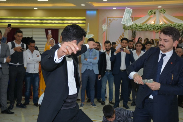 Asiret dügününde dolarlar havada uçustu!