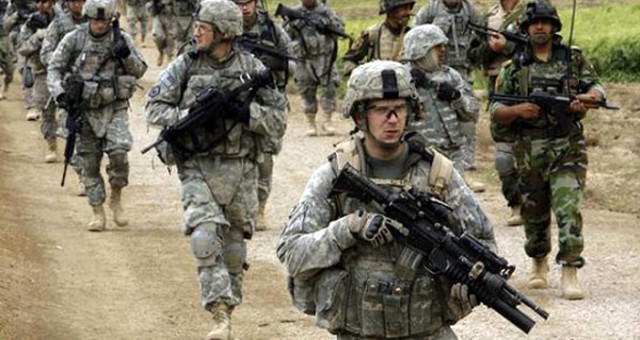 Du gotinên Amerîka li hev dernayên