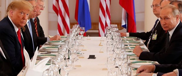 Trump û Pûtîn 2 siet bihev re rûnistin