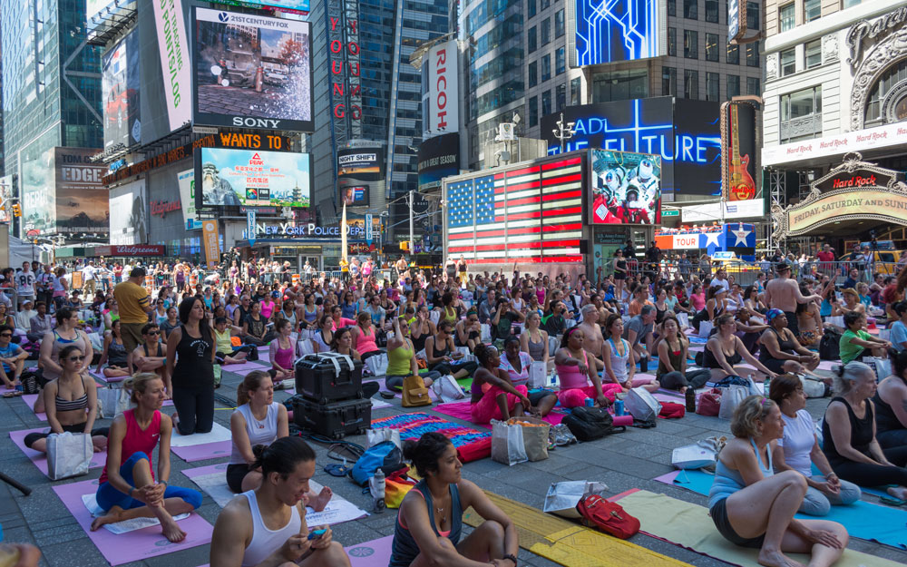Li meydana New Yorkê Roja Yogayê 