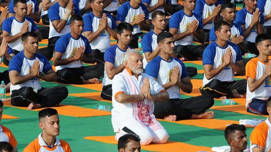 Di Roja Navdewletî ya Yogayê Modi bi 50 hezar kesî re yoga kir