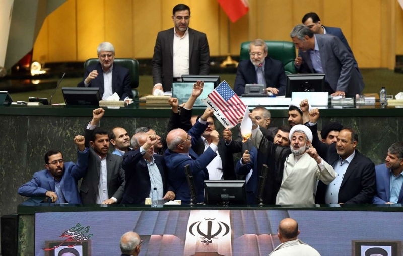 Iran Meclisinde Vekiller ABD Bayragini Yakti