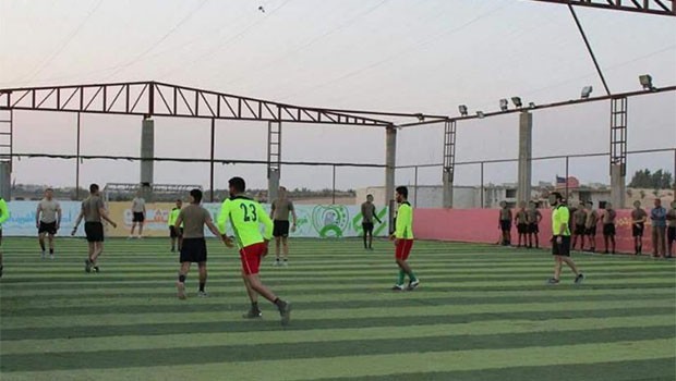 Li Minbicê leskerên Amerîka û Meclisê bi futbolê lîstin!