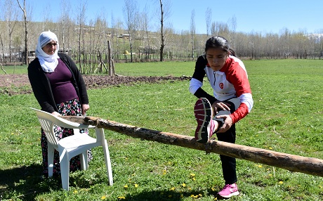 Ciwanek ji Mûsê li baxçeyê mala xwe amadekariyê ji bo Sampiyonaya Cîhanî re dike