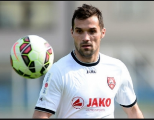 Gögsüne top çarpan futbolcu yasamini yitirdi