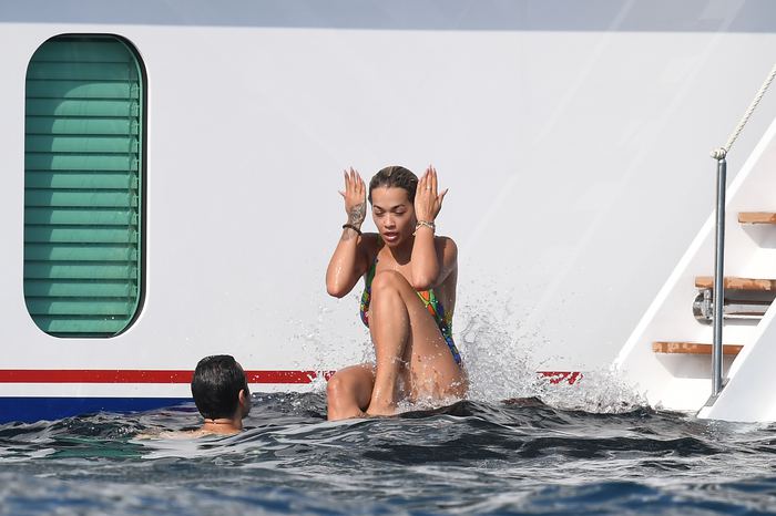 Rita Ora li ser yat a luks sewq da objektîfan