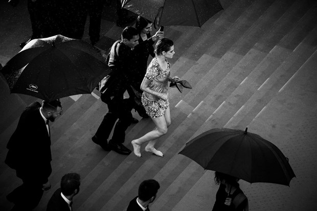 Cannes'da çiplak ayakli protesto