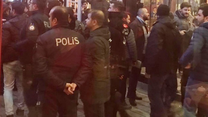 Li Wanê polîsan 3 esnaf bi lêdanê binçav kirin: Sedem rûhseta kar e!