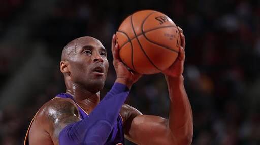 Kobe Bryant di qezayeke helîkopterê de jiyana xwe ji dest da