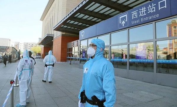 Li Çînê metirsiya pêla duyem a koronayê: Deriyê bajarekî hatin girtin!