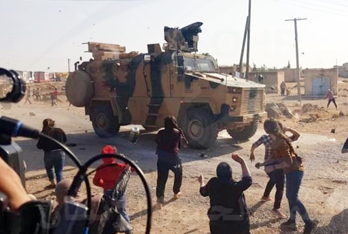 SOHR: Hêzên Tirk dema dewriyeyê 2 kes li ser rêya M4 kustin