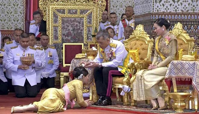 Qralê Taylandê tevî 20 jinan li oteleke Almanya kete qerentîneyê