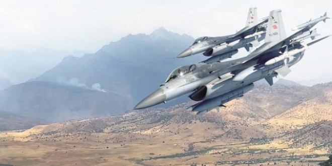 Balafirên Tirkiyê gundekî navbera Zinî Wertê û Qendîlê bombardiman kir