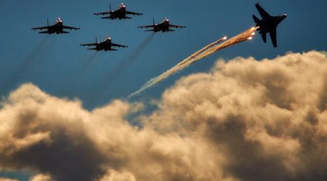 Rûsya pêgehên çekdarên DAISê bombebaran kir