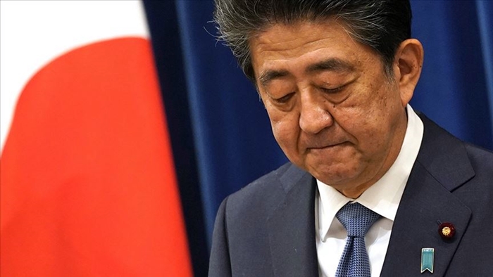 Serokwezîrê Japonê îstifa kir û lêborîna xwe xwest