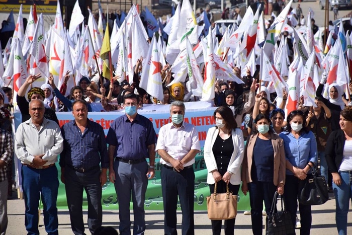 Li Rojava xwepêsandanên pêswazîkirina yekrêziyê: Bijî Yekîtiya Gelê Kurd!