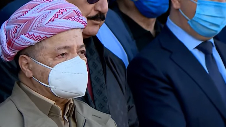 Serok Barzanî di merasîma cenazeyê Dr. Roj Saweys de hêsir barand: Em çirkeyekê ji hev dûr neketin