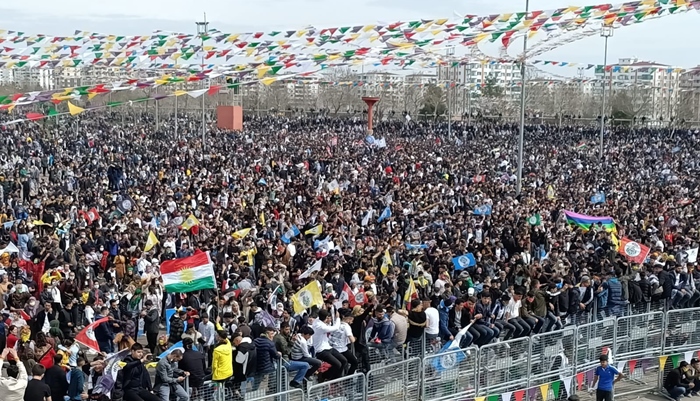 Di Newroza Diyarbekirê de herî kêm 33 kes hatin binçavkirin