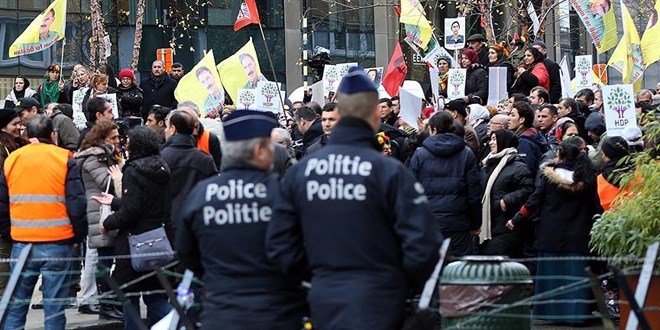 PKK ê li ber konsulxaneya Amerîka û NATO yê xwepêsandan kir