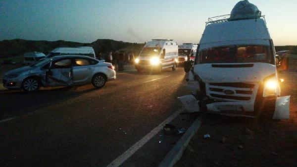 Li Gergerê otomobîlekî û mînîbusekî qeza kirin: 5 birîndar