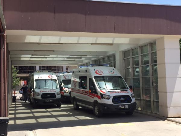 Otomobîl çû nav zeviyê û wergeriya: 1 mirî û 3 birîndar