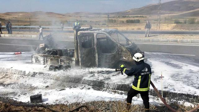 Kamyoneta di rêya xwe de diçû agir pêket û sewitî