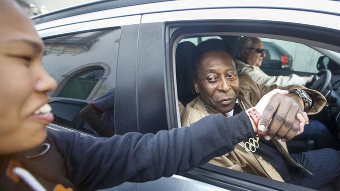 Futbolîzê efsaneyî Pele pistî nestergeriyeke serkeftî ji nexwesxaneyê derket