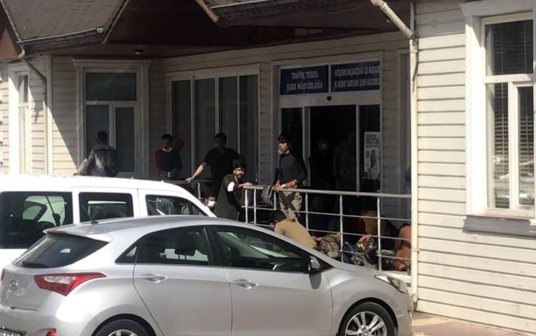 Li Semsûrê di barhilgirekê de 78 koçber hatin girtin