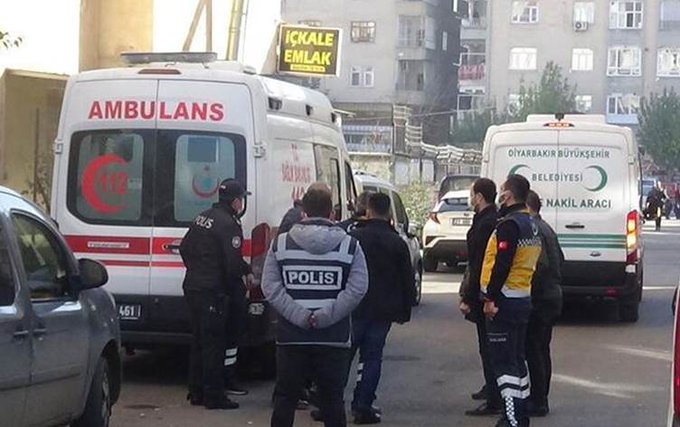 Li Diyarbekirê zilamekî pistî kurê xwe kust, jin û keça xwe jî bi giranî birîndar kir